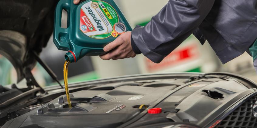 Jak często wymieniać olej w silniku, zależnie od jego rodzaju? Trzy metody i jeszcze jedna pomiędzy [poradnik]