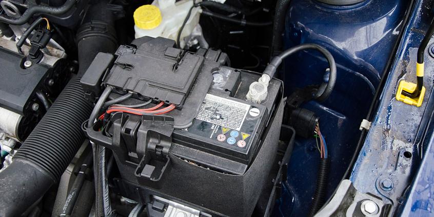 Dlaczego akumulator bardziej nie lubi lata niż zimy? [poradnik]