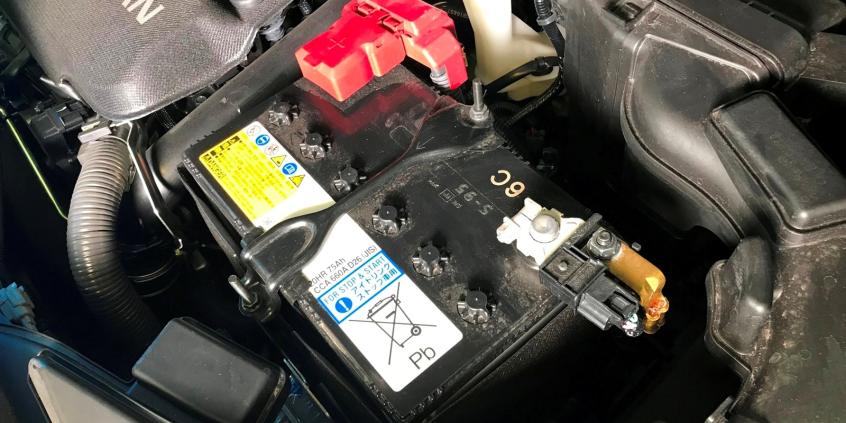 Dopłacisz 30 zł do akumulatora, jeżeli nie oddasz starego. To nie wyłudzenie, a prawo [poradnik]