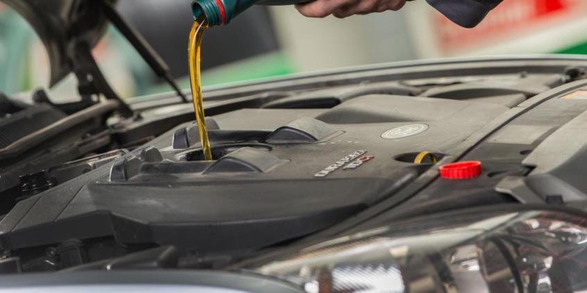 Dolewka oleju na trasie. Co zrobić, jeżeli nie masz takiego, jaki jest w silniku? [poradnik]