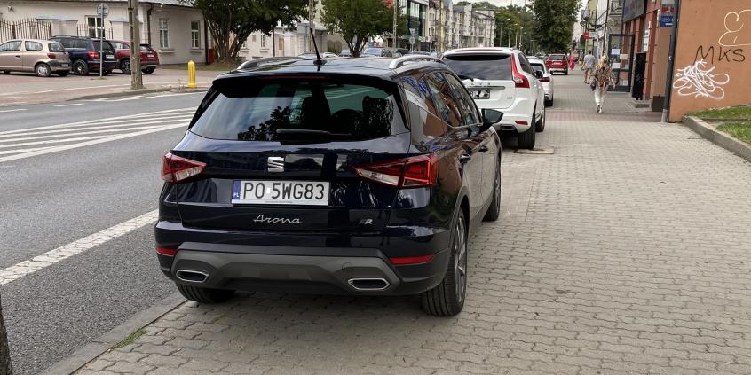 Parkowanie na chodniku po nowemu. Jak rozumieć przepisy? [poradnik]