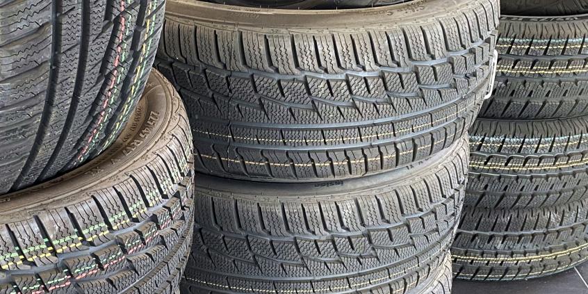 Jaką głębokość ma bieżnik nowych opon aut osobowych?