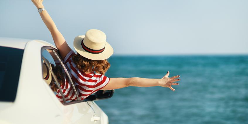 Samochód na aktywny urlop w Dąbkach. Dlaczego warto go wynająć?