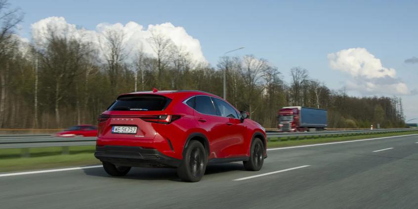 Jazda lewym pasem autostrady: kiedy jest to dozwolone?