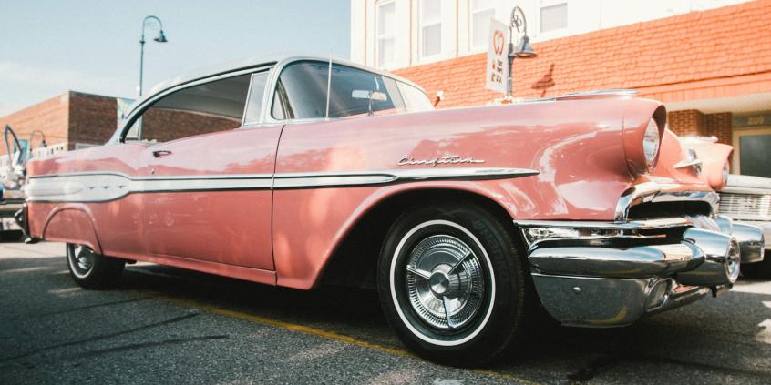 Różowe legendy. Od klasycznych cadillaców Presleya i Mary Kay po najbardziej szalone tuningi