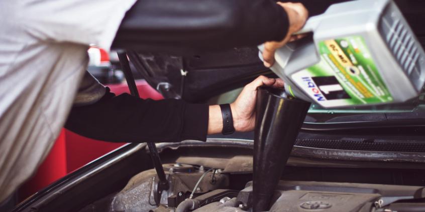 10 złotych zasad, jak rozmawiać z mechanikiem, rozumieć wycenę i nie dać się naciągnąć na niepotrzebne naprawy. Poradnik nie tylko dla kobiet