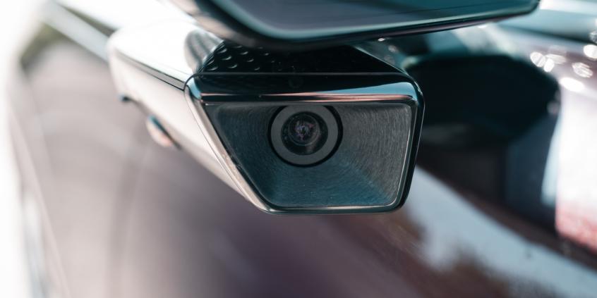 Jak systemy ADAS działają w deszczu i we mgle? Poradnik używania na autostradzie