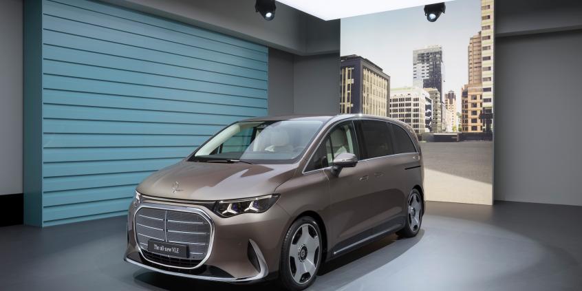 Mercedes VLE 2026 to szczyt luksusu w skórze vana. Ma kino 8K, technologię 800V i zwrotność auta miejskiego