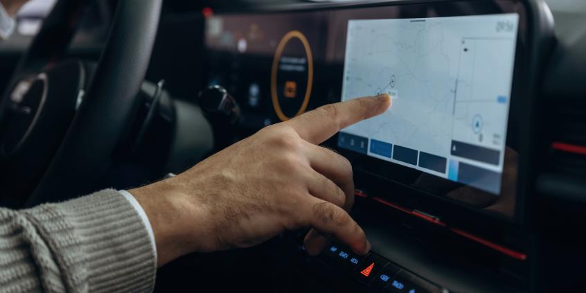 Android Auto vs Apple CarPlay vs System Natywny – co wybrać w 2026 roku?