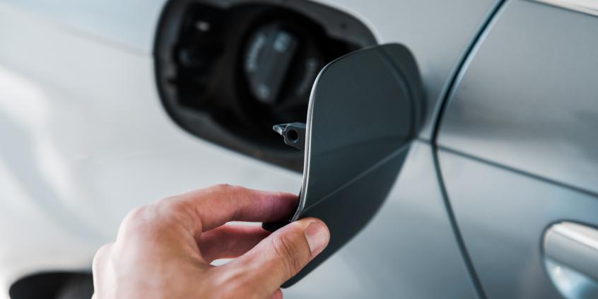 Klapka wlewu paliwa nie otwiera się? Sprawdź, jak to naprawić