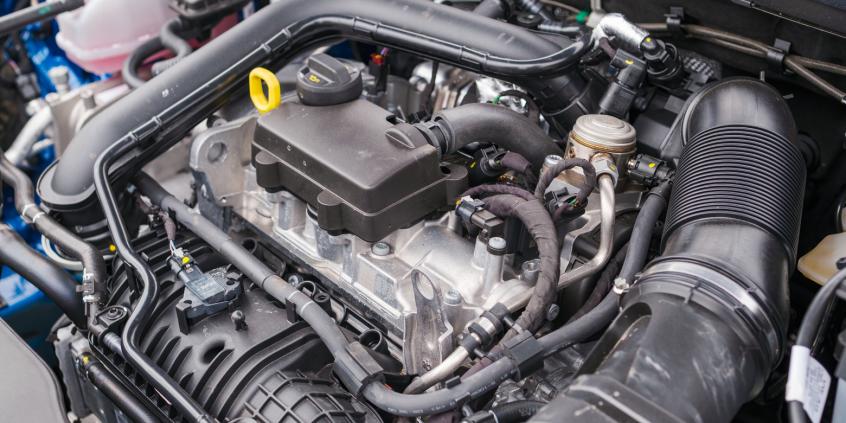 Dlaczego po zgaszeniu silnika słychać trzaski? Te znaki mogą zaniepokoić