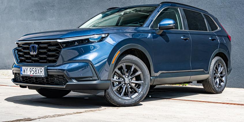 Toyota RAV4 Hybrid vs Honda CR-V e:HEV – japońscy giganci hybryd: multimedia i zawieszenie