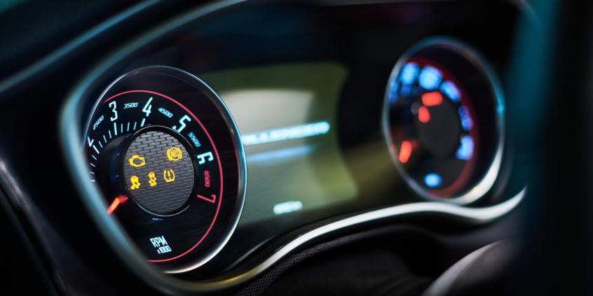 TPMS bezpośredni vs pośredni – który system masz w aucie i co musisz o nim wiedzieć?