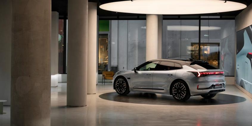 Salon motoryzacyjny umiera, showroom żyje – jak zmienia się sprzedaż aut w Polsce 2026?