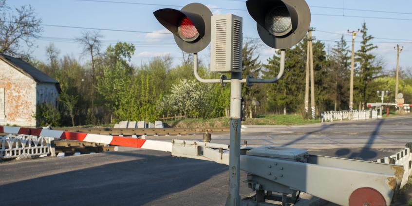 Mandaty za przejazd przez tory kolejowe. Co grozi kierowcom, rowerzystom i pieszym