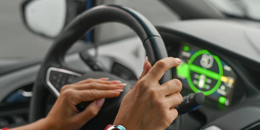 Systemy rekuperacji energii w PHEV – różnice między markami i efektywność miasto vs trasa