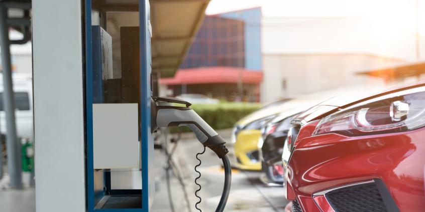 Rynek używanych samochodów elektrycznych 2026 — ceny i trendy