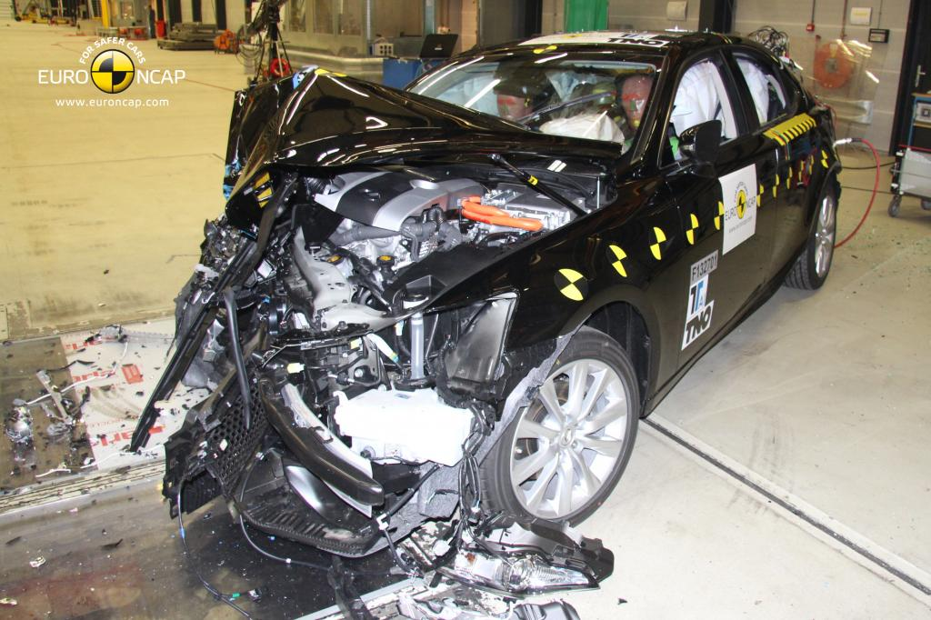 Test zderzeniowy Lexus IS 300h 2.5 Hybrid Drive