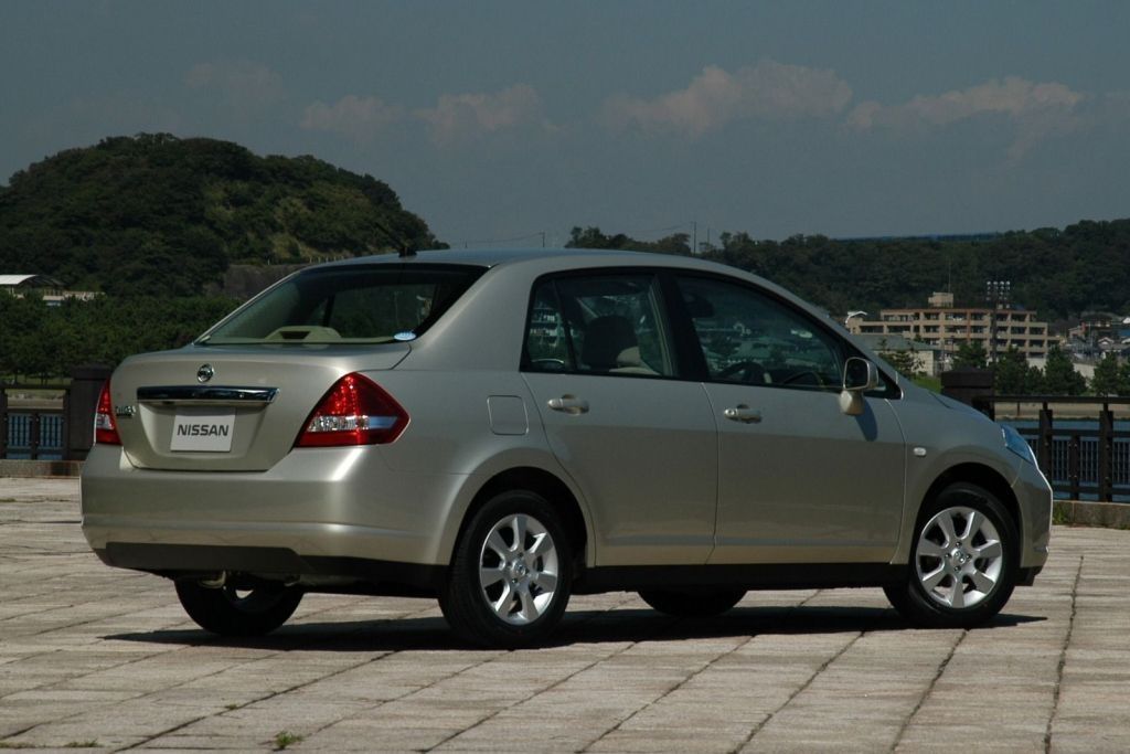 Nissan tiida sedan