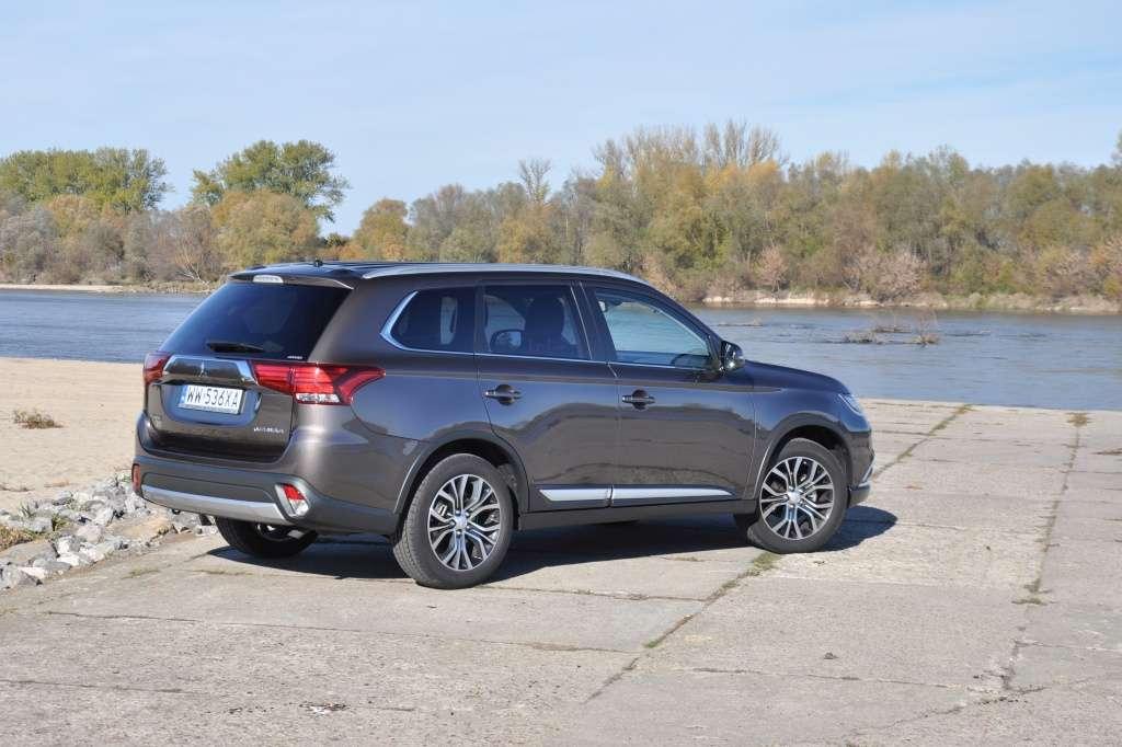 Outlander intense комплектация
