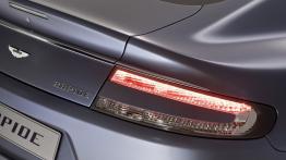 Aston Martin Rapide - prawy tylny reflektor - włączony