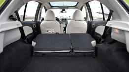 Nissan Micra 2010 - tylna kanapa złożona, widok z bagażnika