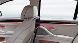 BMW Seria 5 F11 - fotel pasażera, widok z tyłu