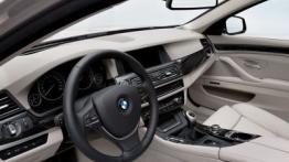 BMW Seria 5 F11 - widok ogólny wnętrza z przodu