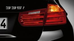 BMW serii 3 - model F30 - prawy tylny reflektor - włączony