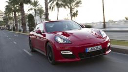 Porsche Panamera GTS - przód - reflektory włączone