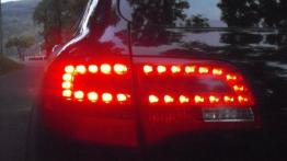 Audi A6 C6 Avant - galeria społeczności - lewy tylny reflektor - włączony