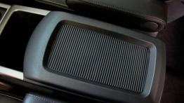 Nissan Titan 2013 - tunel środkowy między fotelami