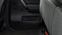 Nissan Titan 2013 - tylna kanapa złożona, widok z boku