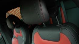Citroen DS4 Hatchback 5d 1.6 THP 156KM - galeria redakcyjna - zagłówek na fotelu kierowcy, widok z p