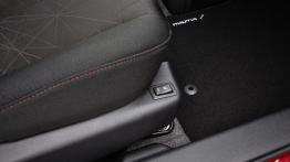 Mazda 2 Spring Edition (2013) - fotel pasażera, widok z przodu