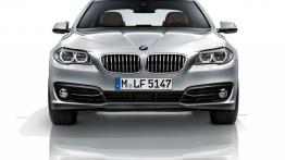 BMW serii 5 F10 Facelifting (2014) - przód - reflektory włączone