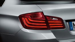 BMW serii 5 F10 Facelifting (2014) - lewy tylny reflektor - włączony