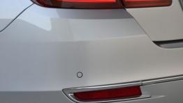 BMW serii 5 F10 Facelifting (2014) - lewy tylny reflektor - włączony