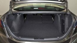 Mazda 3 III sedan (2014) - tylna kanapa złożona, widok z bagażnika