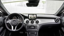 Mercedes GLA (2014) - pełny panel przedni