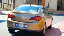 Opel Astra J Facelifting - galeria redakcyjna - widok z tyłu