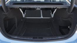 BMW M3 F80 Sedan (2014) - tylna kanapa złożona, widok z bagażnika
