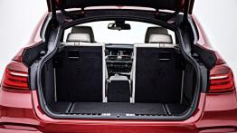 BMW X4 (2015) - tylna kanapa złożona, widok z bagażnika