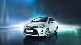 Toyota Yaris III Hybrid Facelifting (2014) - przód - reflektory włączone