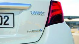 Toyota Yaris III Hybrid Facelifting (2014) - emblemat