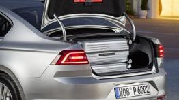 Volkswagen Passat B8 sedan 2.0 TDI 240KM 4MOTION (2015) - tył - bagażnik otwarty