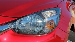 Mazda 2 III Hatchback 5d - galeria redakcyjna - lewy przedni reflektor - włączony
