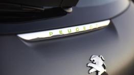 Peugeot 208 Hatchback 3d Facelifting THP Ice Silver (2015) - emblemat