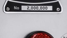Land Rover Defender 2,000,000 (2015) - emblemat
