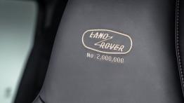 Land Rover Defender 2,000,000 (2015) - zagłówek na fotelu kierowcy, widok z przodu